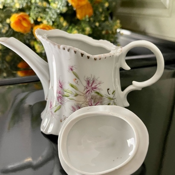 VINTAGE, DAINTY & DELICATE, WHITE PITCHER WITH SOFT PURPLE & GREEN FLORAL DESIGN - Picture 6 of 11